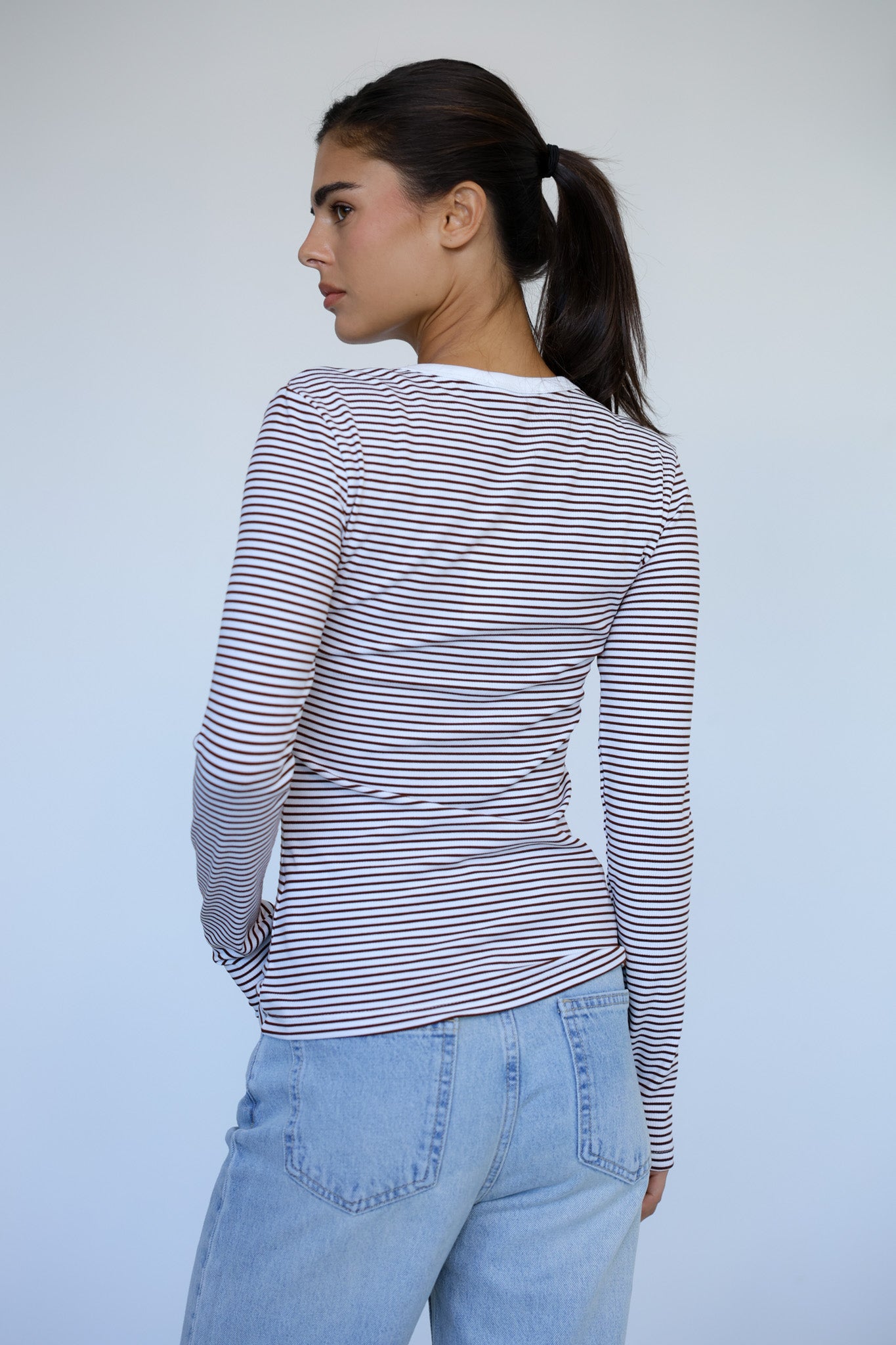 חולצת ורה - לבנה פסים חומים